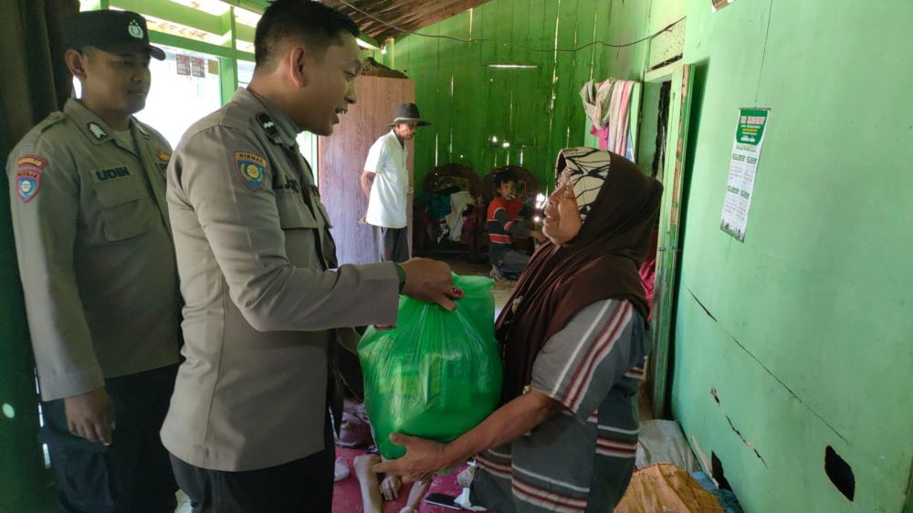 Polisi RW Polres Sampang beri Bansos ke warga