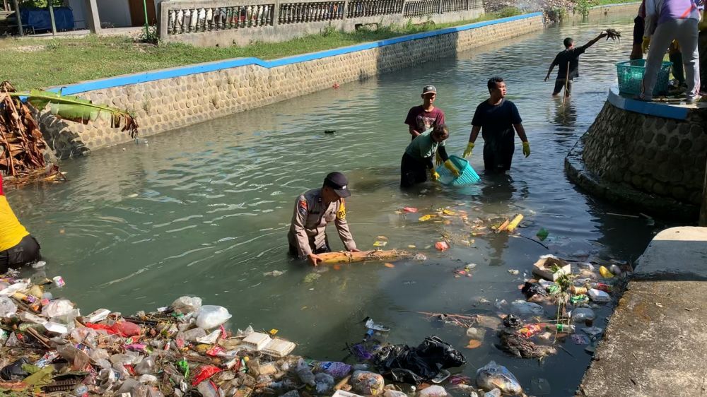 Polisi RW Polres Tuban bersihkan sampah di sungai