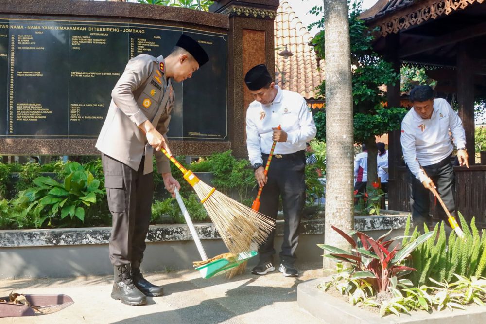Polres Jombang Gelar Baksos di Makam Gus Dur Jelang HUT Bhayangkara ke-77