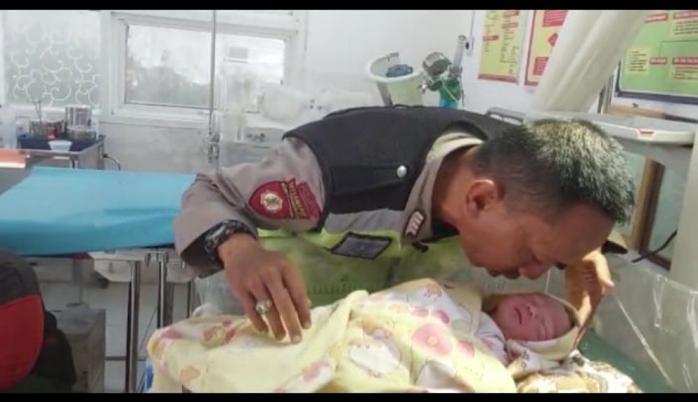 Bripka Deni Polisi RW jenguk bayi dirawat di puskesmas