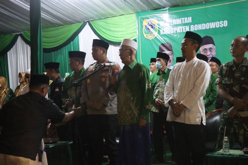 Kapolres Bondowoso AKBP Bimo Ariyanto saat berangkatkan jemaah haji ke Sukolilo Surabaya
