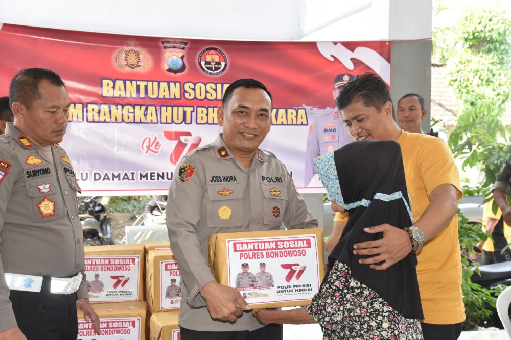 Polri Presisi untuk Negeri, Polres Bondowoso Gelar Bansos di Desa Selolembu