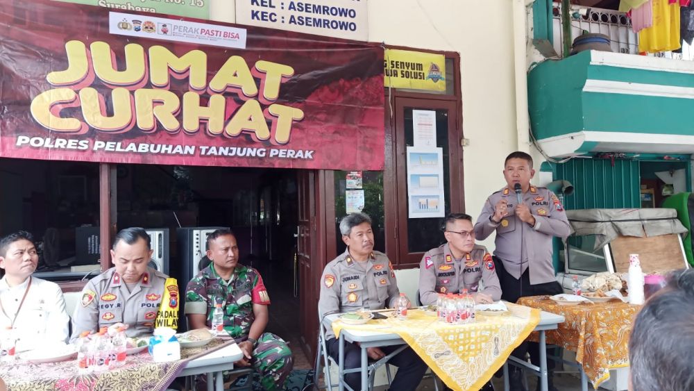 Kapolsek Asemrowo Kompol Hegy Renanta saat hadiri giat Jum'at Curhat