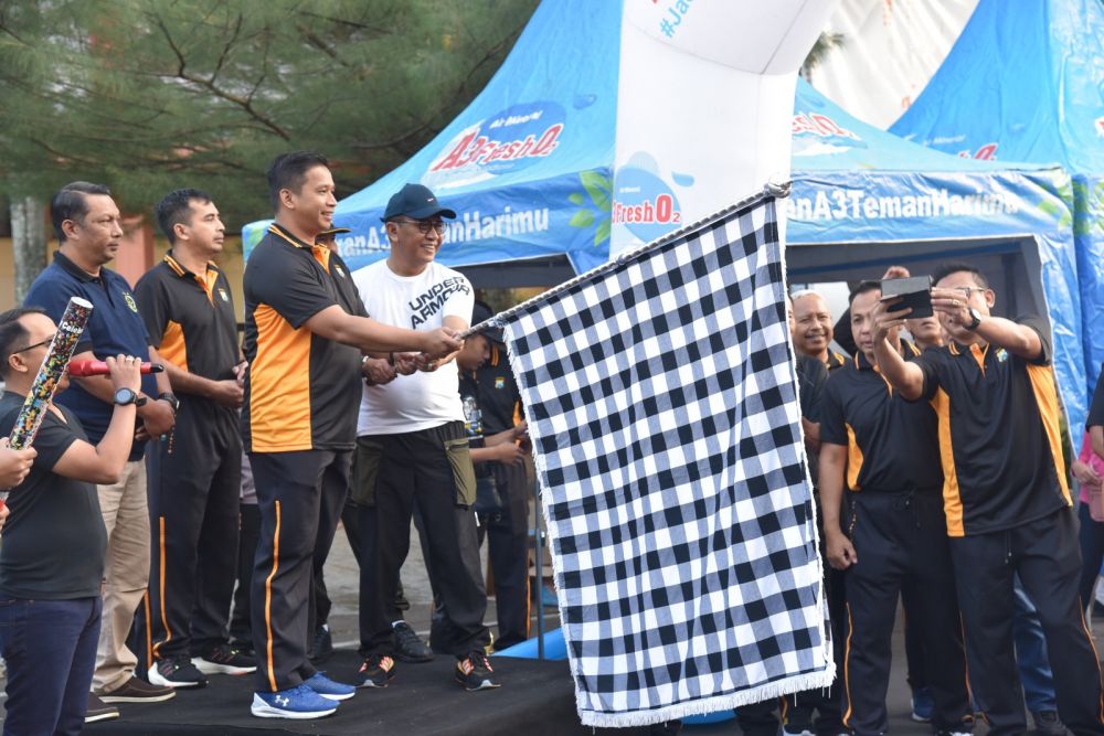 Kapolres Bondowoso AKBP Bimo Ariyanto lepas peserta jalan sehat