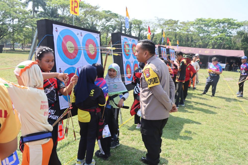 Wakapolres Bondowoso Kompol Jose Indra saat cek peserta turnamen Panahan