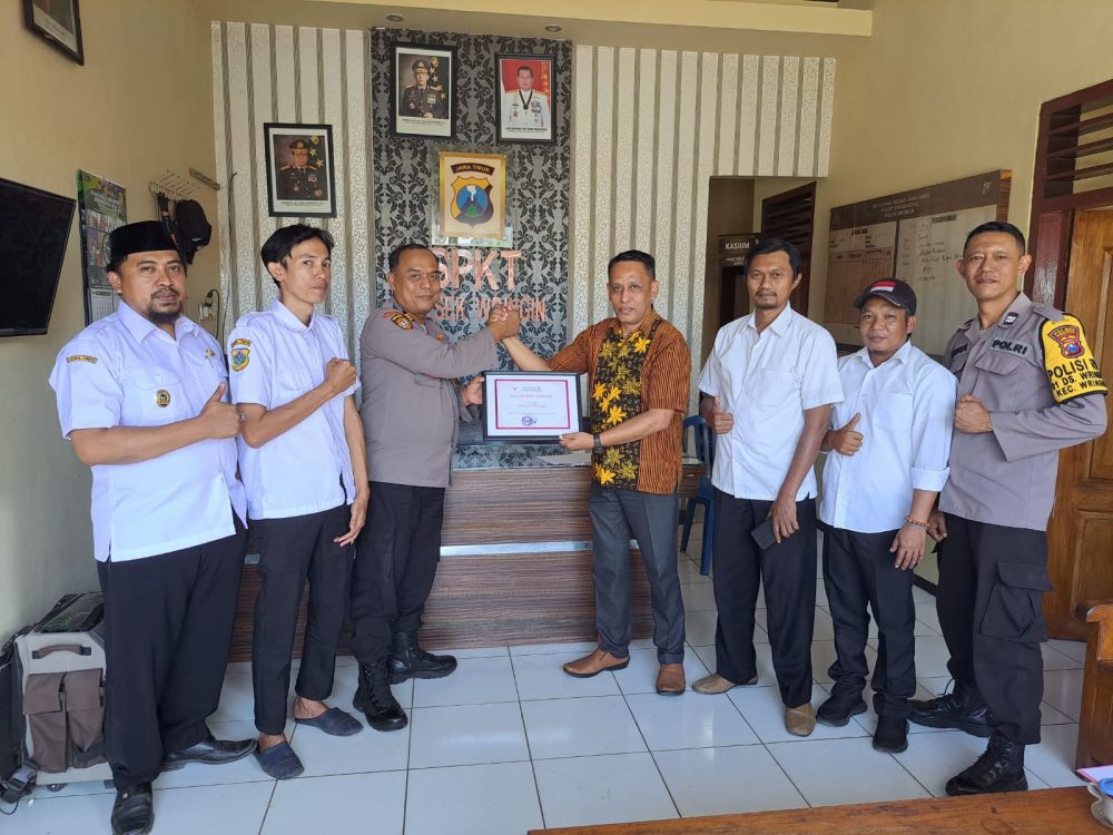 Polsek Wringin terima penghargaan dari Kades Gubrih
