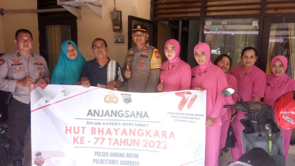 Kapolsek Gunung Anyar Iptu Roni Ismullah bersama ibu-ibu Bhayangkari saat jenguk anggota yang sakit