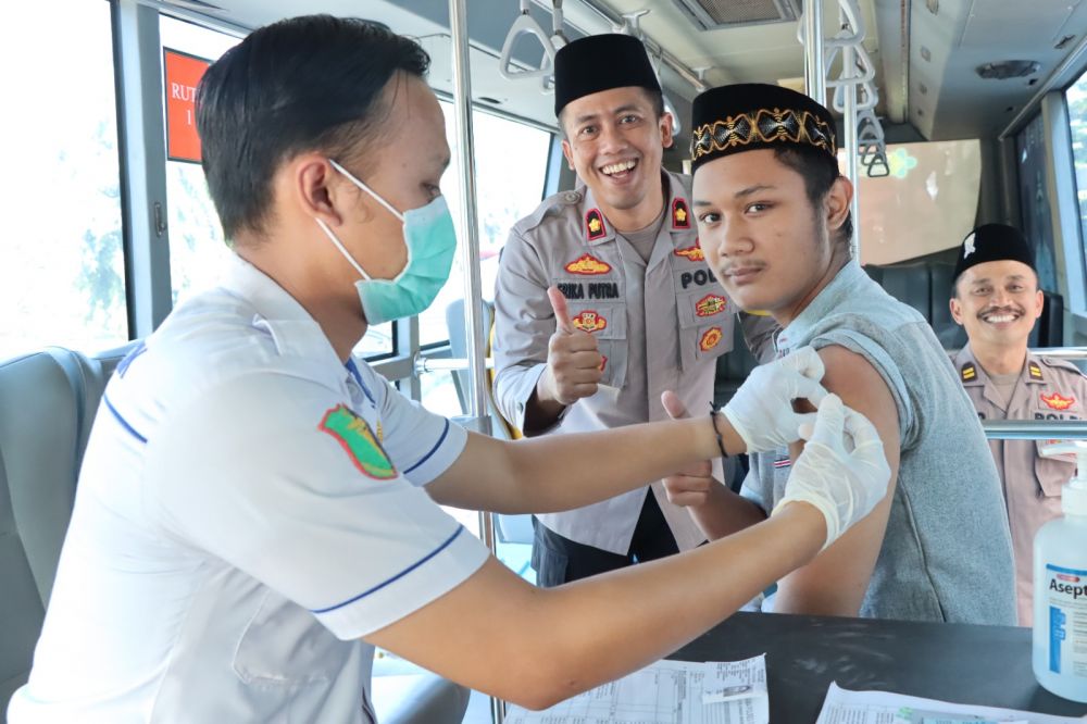 Polres Gresik Gelar Bakti Kesehatan Jelang HUT Bhayangkara ke-77