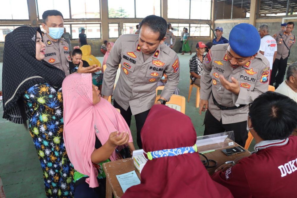 Wakapolres Gresik Kompol Erika Purwana Putra saat tinjau baksos