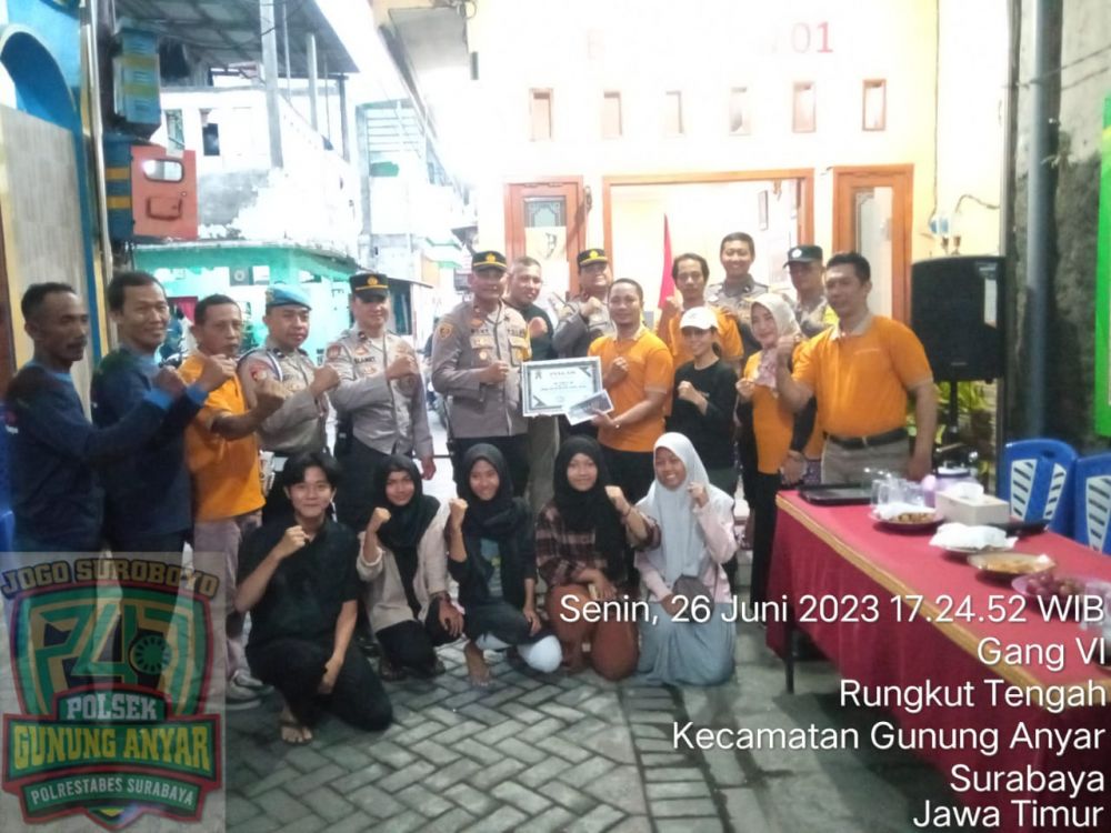 Kapolsek Gunung Anyar Iptu Roni Ismullah bersama warga Gunung Anyar 