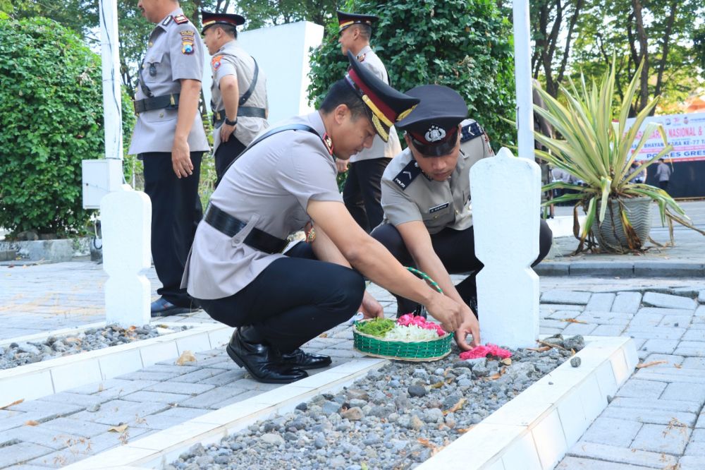 Wakapolres Gresik Kompol Erika Purwana Putra saat ziarah ke TMP