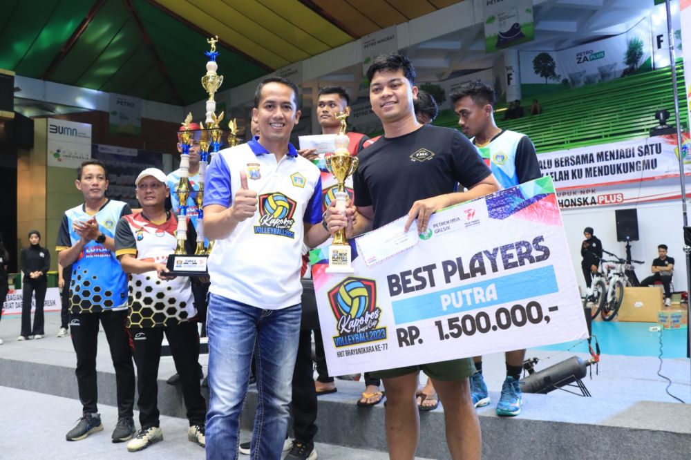 Wakapolres Gresik Kompol Erika Purwana Putra bersama peserta bola voli