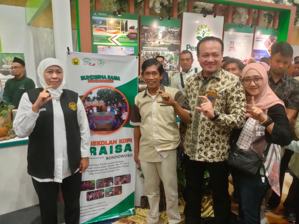 Gubernur Jatim Khofifah Indar Parawansa saat kunjungi stand Perhutani