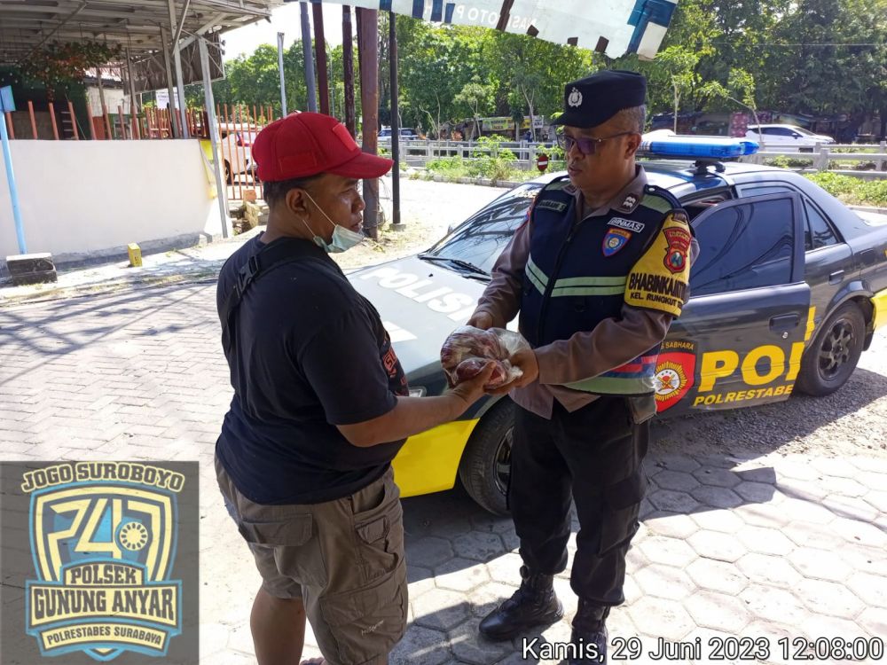 Anggota Polsek Gunung Anyar bagikan daging qurban ke masyarakat yang membutuhkan