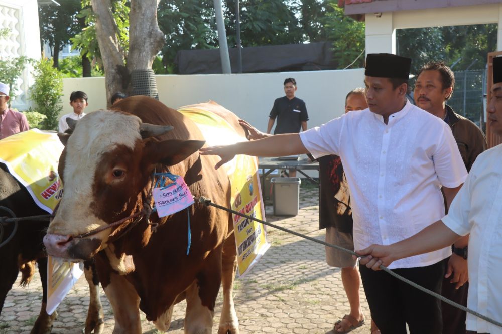 Kapolres Bondowoso AKBP Bimo Ariyanto serahkan hewan Qurban 
