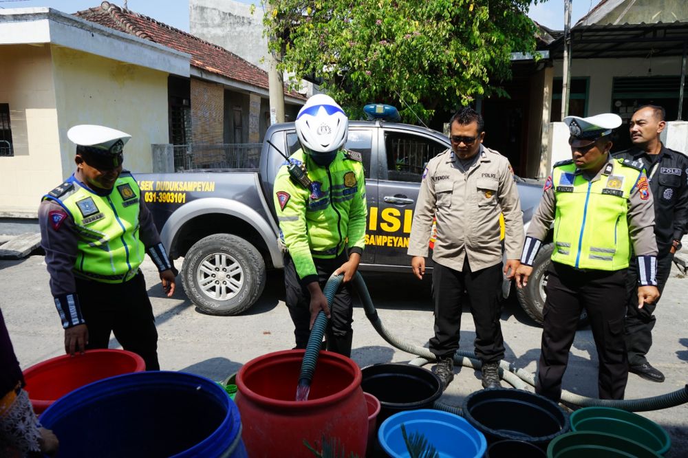 Satlantas Polres Gresik salurkan air bersih