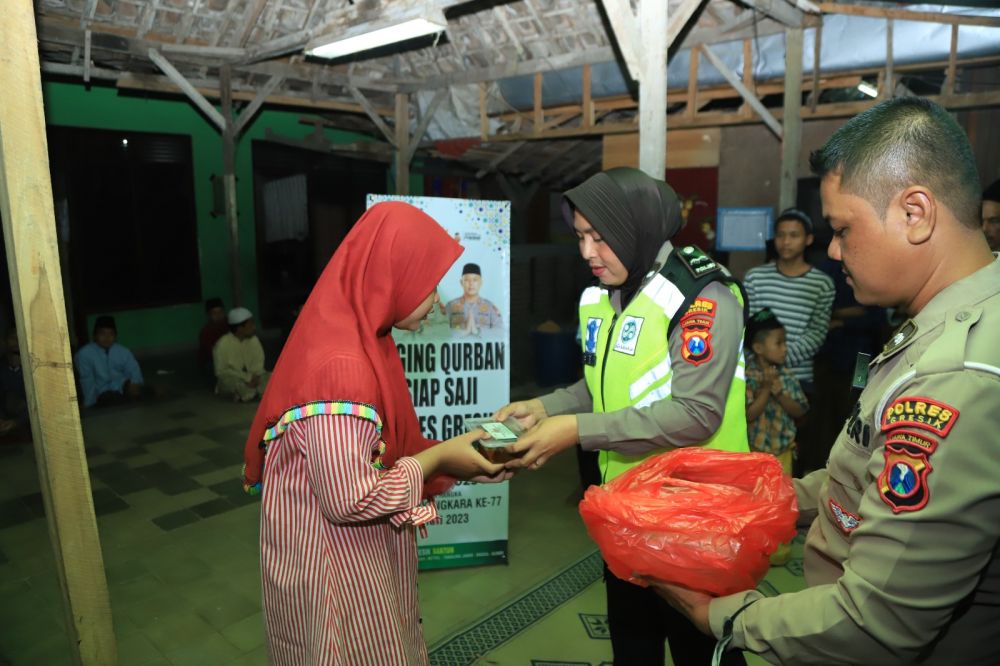 Polwan Polres Gresik bagikan daging masakan hewan Qurban