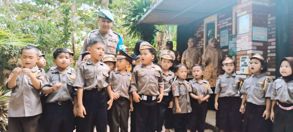 Bripka Heri Prasetyo bersama anak TK Bumi Damai Indonesia 