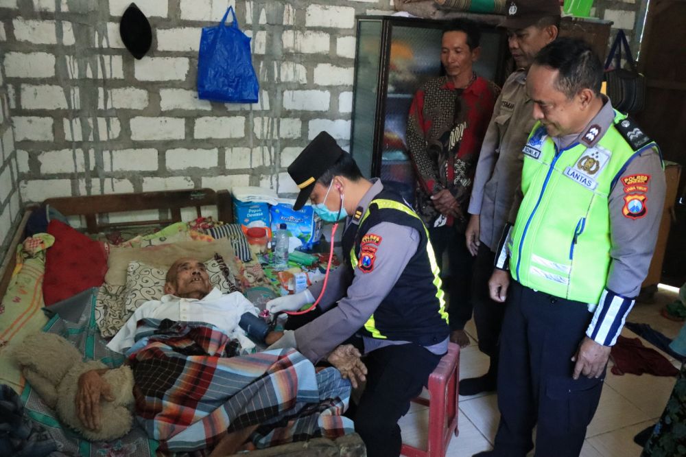 Dokkes Polres Gresik saat cek keadaan kakek Saeni
