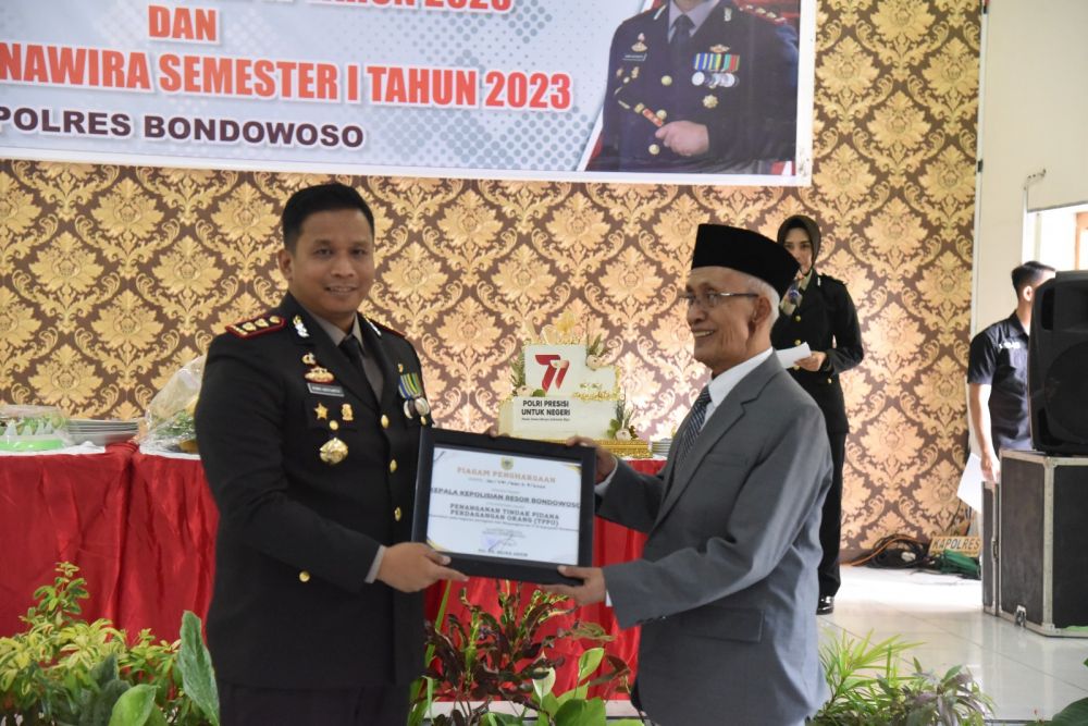 Bupati Bondowoso beri penghargaan Kapolres Bondowoso AKBP Bimo Ariyanto