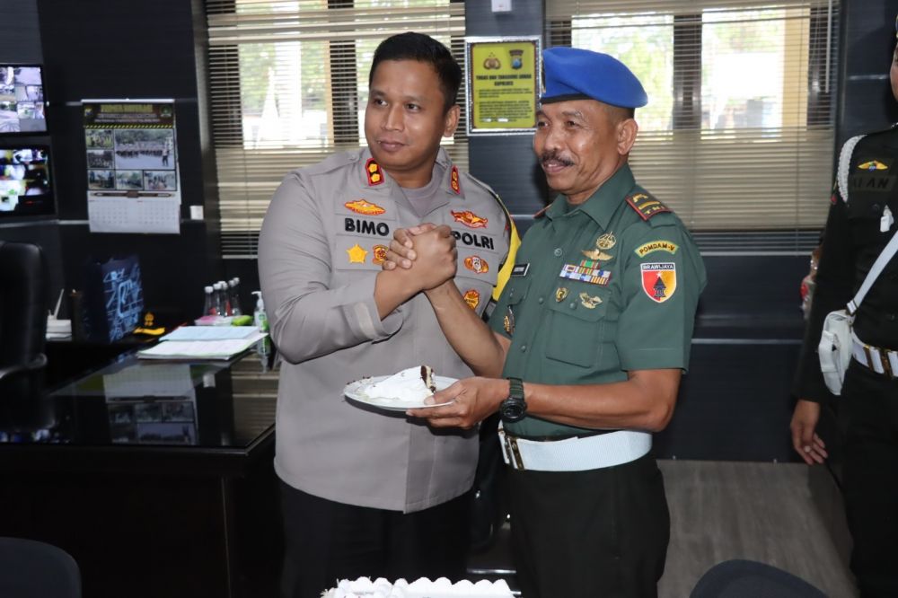 Kapolres Bondowoso AKBP Bimo Ariyanto terima ucapan dari Subden POM dan Batalyon 514/R