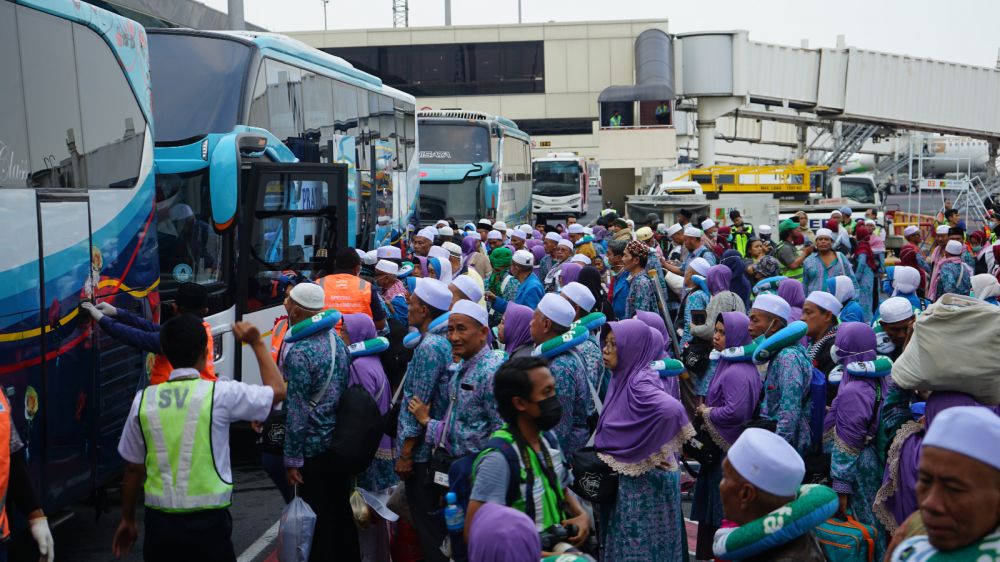 Jemaah haji kloter pertama mendarat dengan selamat di bandara Juanda
