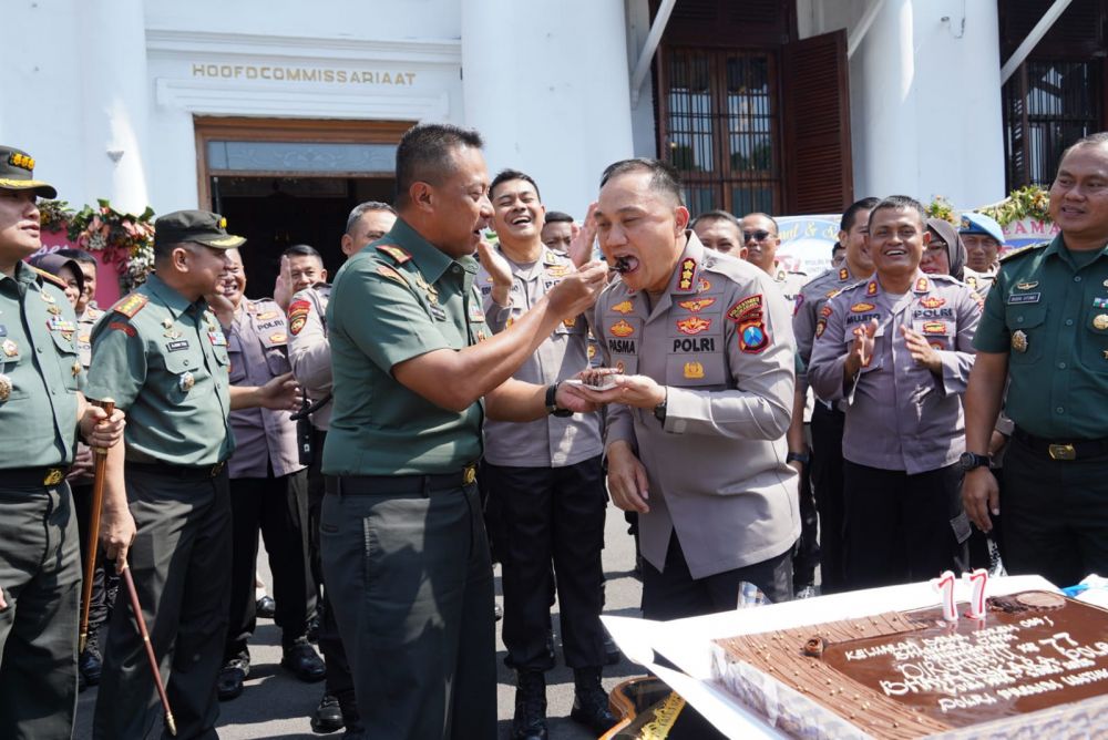 Danrem 084/BJ Serang dan Duduki Polrestabes Surabaya