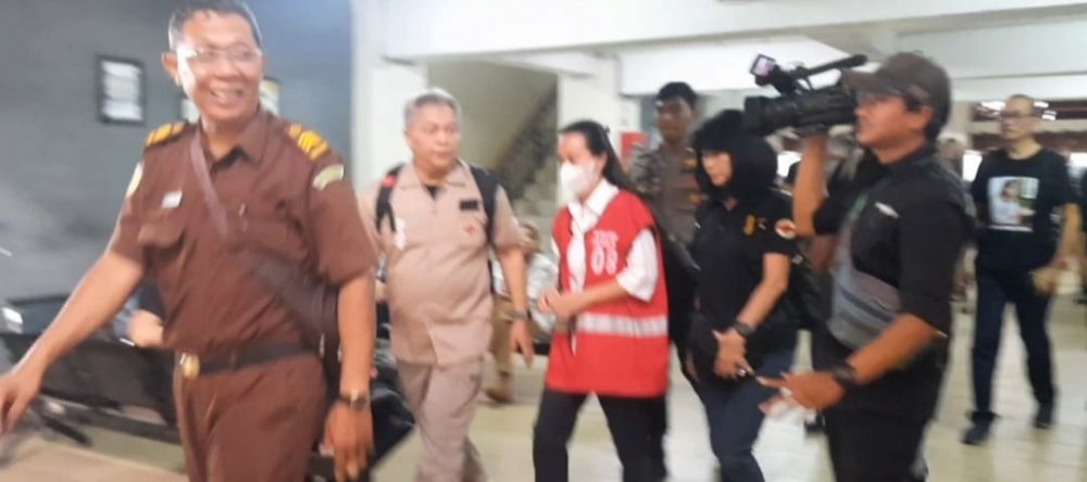 Rompi tahanan merah terdakwa saat digiring ke ruang sidang