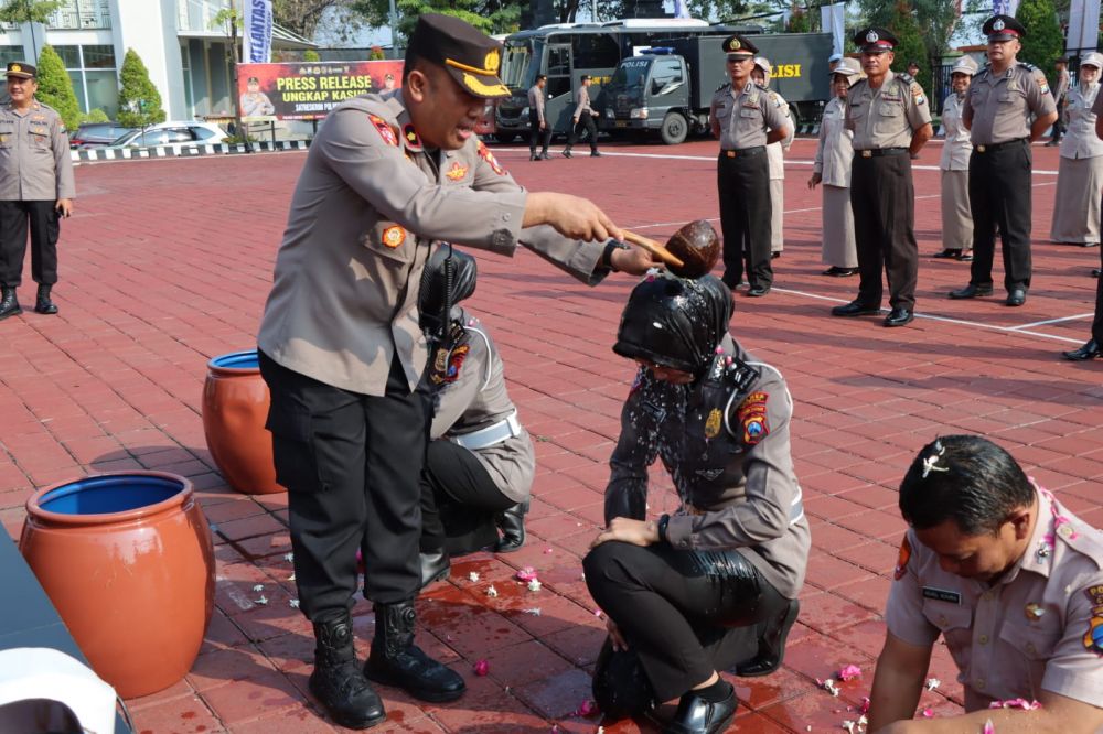 Wakapolres Gresik Kompol Erika Purwana Putra lakukan tradisi siram kembang