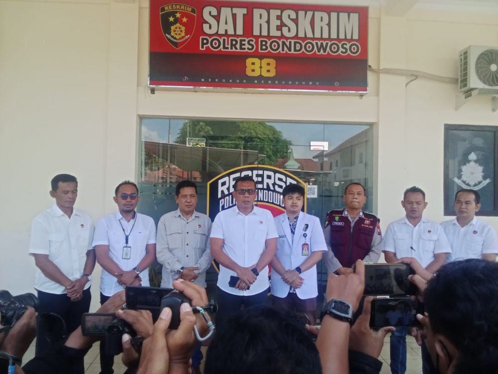 Satreskrim Polres Bondowoso saat memberikan keterangan
