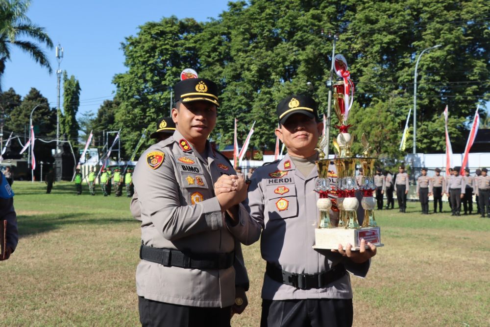 Kapolres Bondowoso AKBP Bimo Ariyanto berikan penghargaan ke Polsek jajarannya