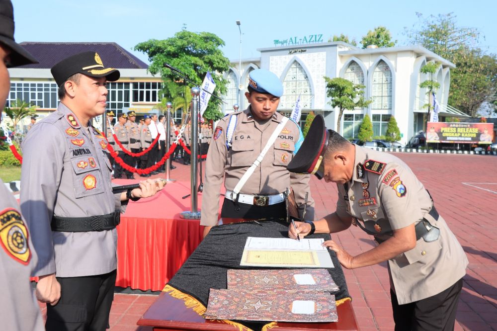 Kapolres Gresik AKBP Adhitya Panji Anom saat pimpin Sertijab