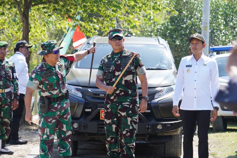 Danrem 084/BJ Brigjen TNI Terry Tresna Purnama hadiri pembukaan TMMD di Sampang