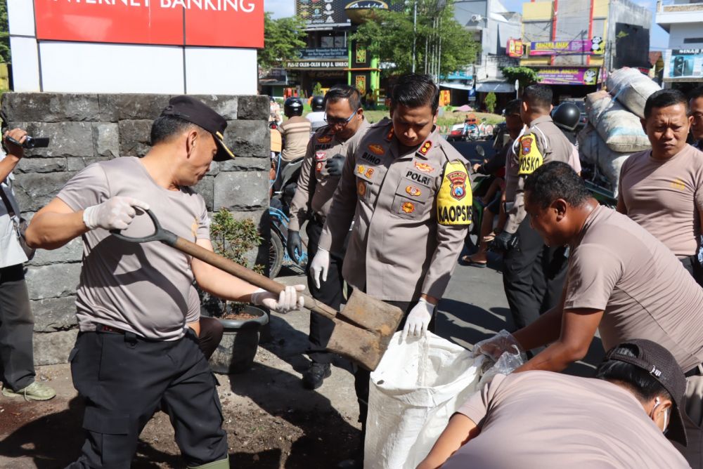Polres Bondowoso Lakukan Bersih-bersih Sampah di Pasar Induk