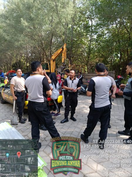Anggota Polsek Gunung Anyar giat bersih-bersih