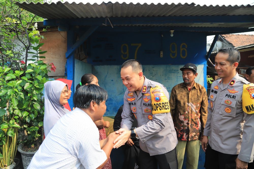 Kapolres Gresik AKBP Adhitya Panji Anom didampingi Wakapolres Kompol Erika Purwana Putra saat Jum'at Curhat