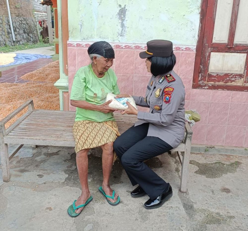 Kapolsek Karangrejo Iptu Nenny Endah Sasongko saat berbagi beras