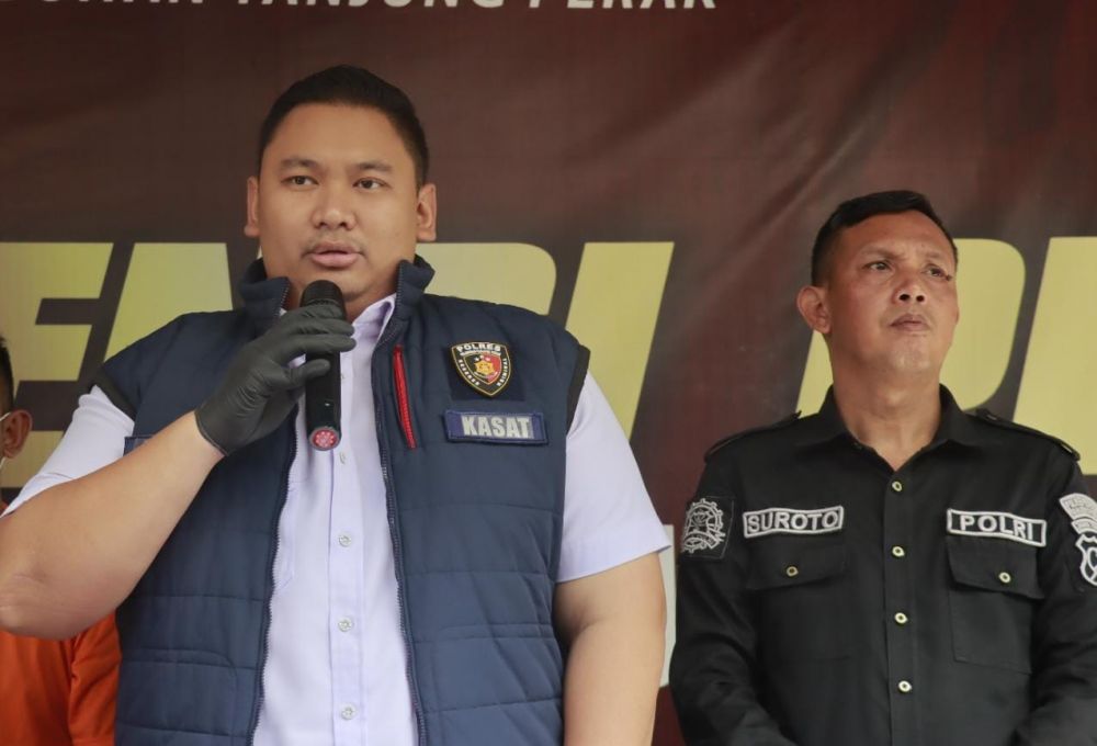 Kasatreskrim Polres Tanjung Perak AKP Arief Ryzki Wicaksana didampingi kasi Humas Polres Tanjung Perak Iptu Suroto