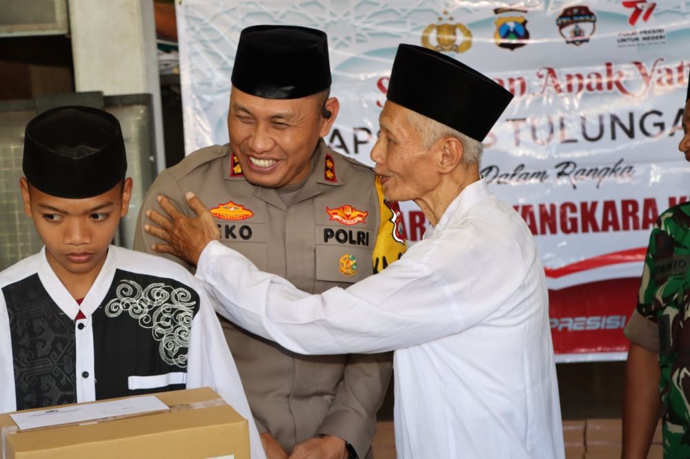 Kapolres Tulungagung AKBP Eko Hartanto saat santuni yatim-piatu dan pamit ke pengasuh Ponpes Nurul Iman