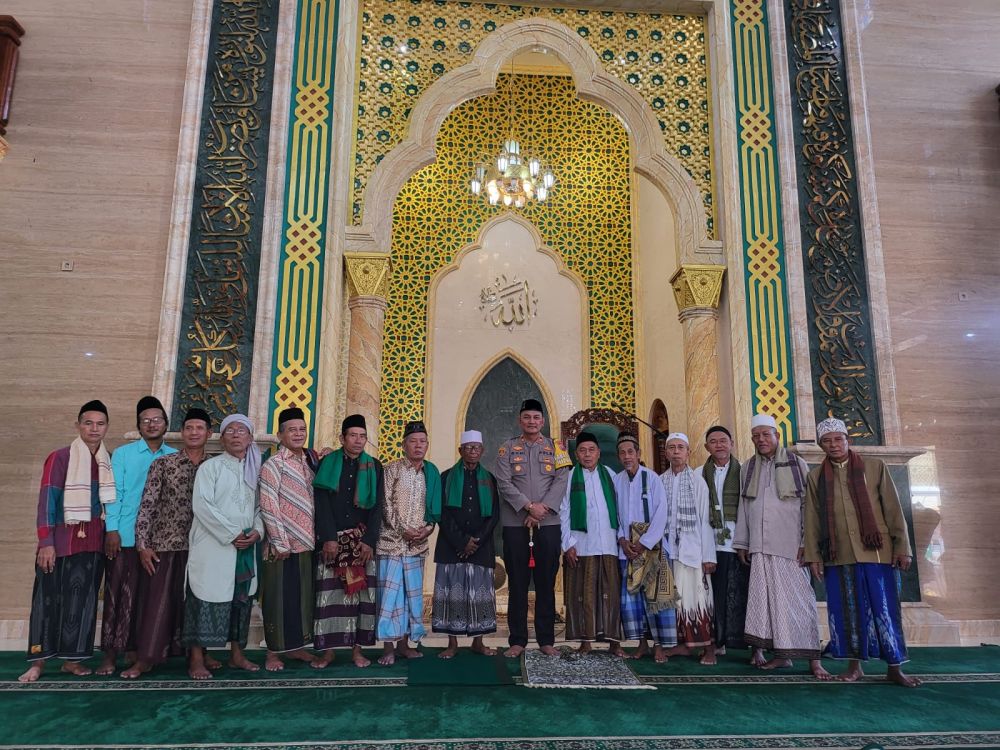 Kapolsek Gunung Anyar Iptu Roni Ismullah saat Safari Jum'at di masjid Baiturrohim