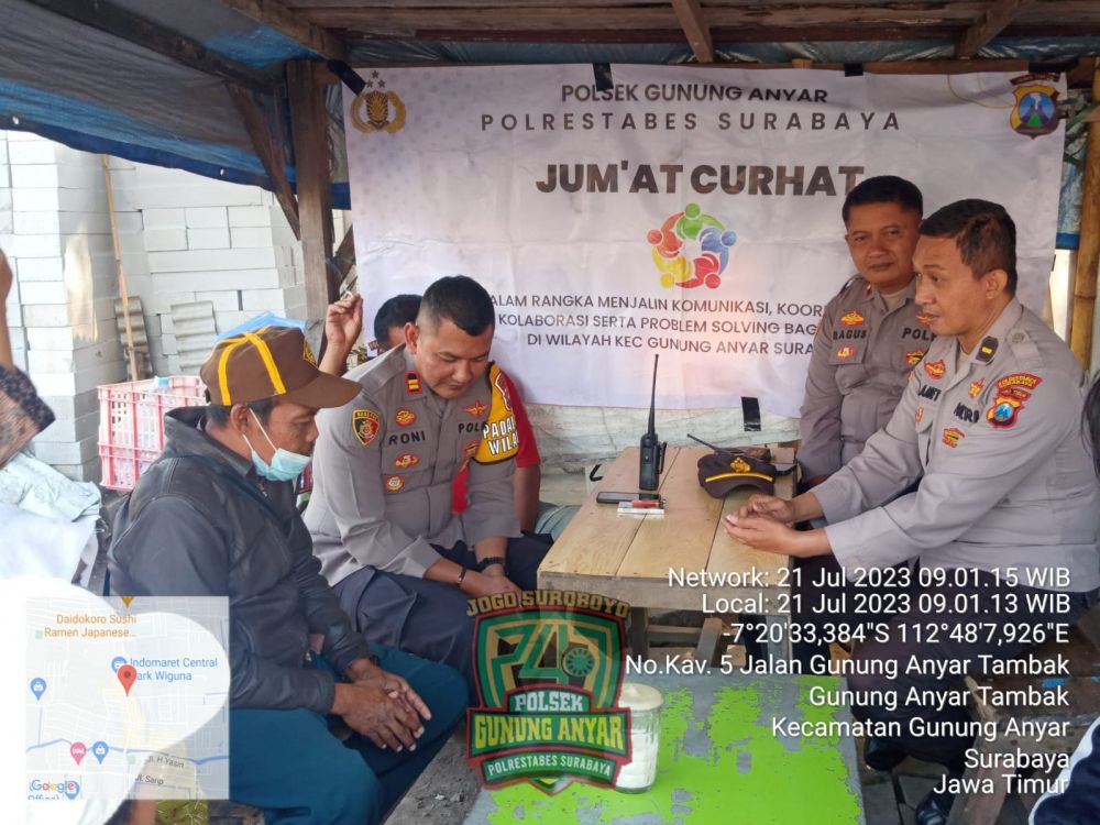 Kapolsek Gunung Anyar Iptu Roni Ismullah saat gelar Jum'at Curhat