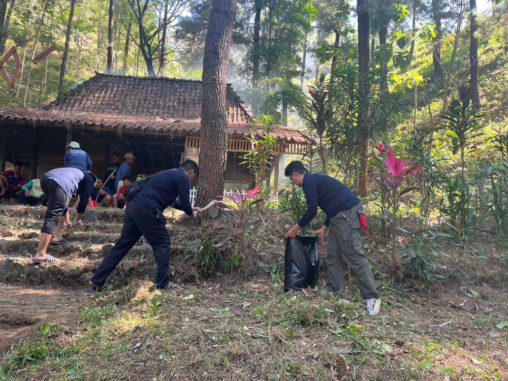 Perhutani KPH Lawu Ds bersama pecinta alam bersihkan hutan wisata gunung Beruk