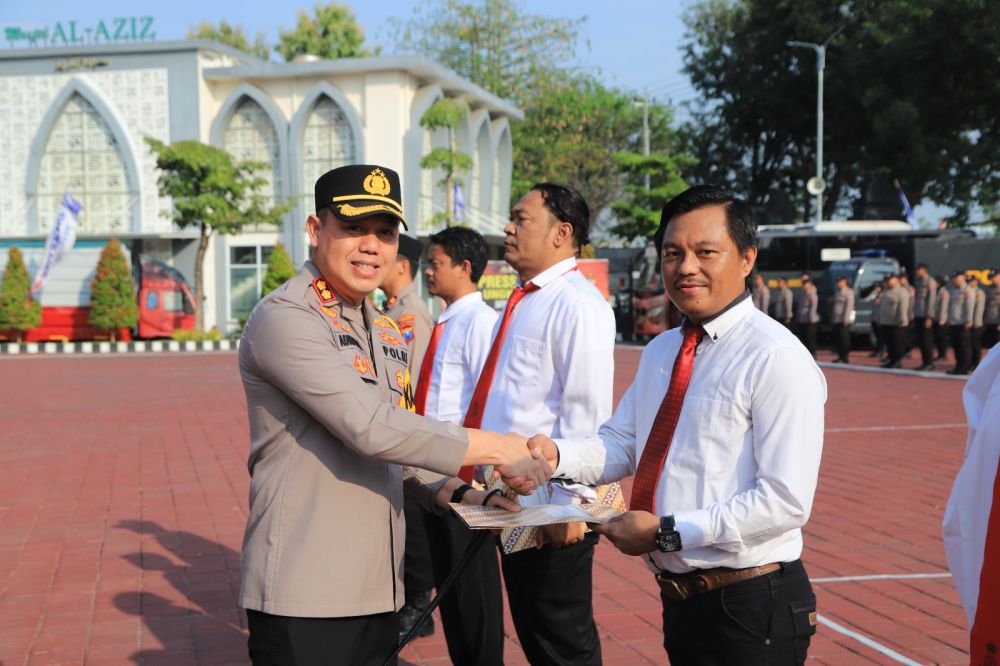 Kapolres Gresik Beri Reward Anggota Berprestasi Ungkap Kasus Narkotika