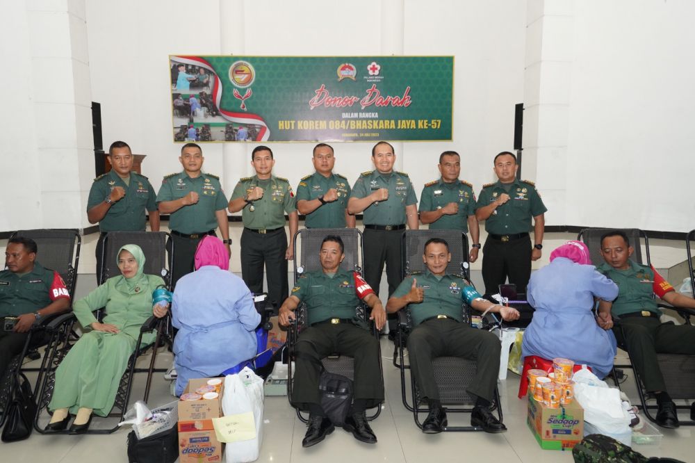 Prajurit TNI, PNS dan Persit Mengikuti Donor Darah Dalam Rangka HUT ke-57 Korem 084/BJ