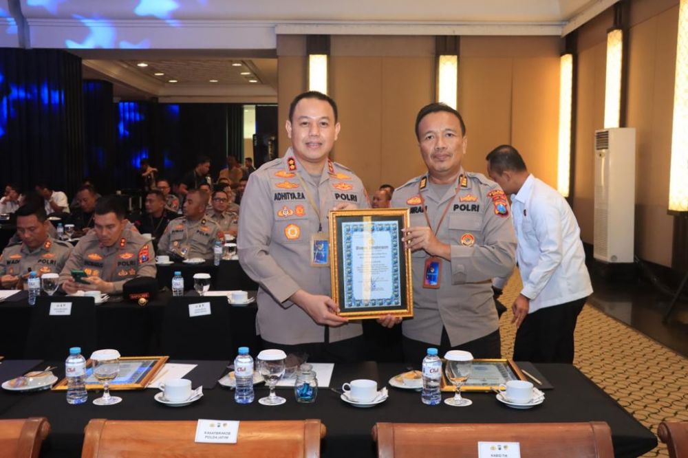 Kapolres Gresik AKBP Adhitya Panji Anom terima penghargaan pelayanan prima saat Musrenbang