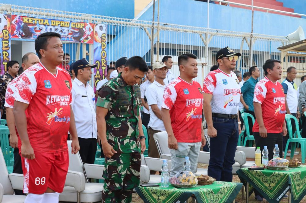 Danlanal Tegal Letkol Marinir Moch. Chanan Asfihani ikut pembukaan turnamen sepakbola