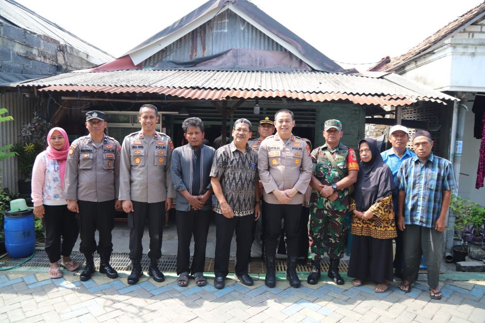 Kapolres Gresik AKBP Adhitya Panji Anom didampingi Wakapolres Kompol Erika Purwana Putra saat Jum'at Curhat 