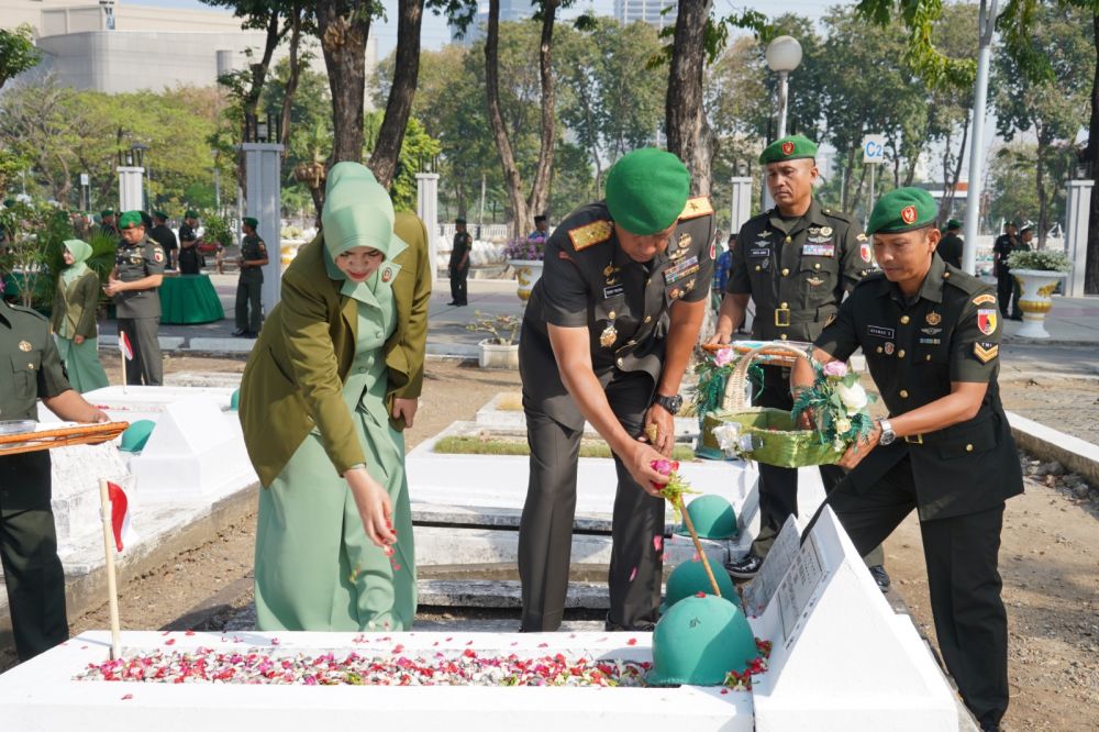 Danrem 084/BJ Brigjen TNI Terry Tresna Purnama saat ziarah ke TMP