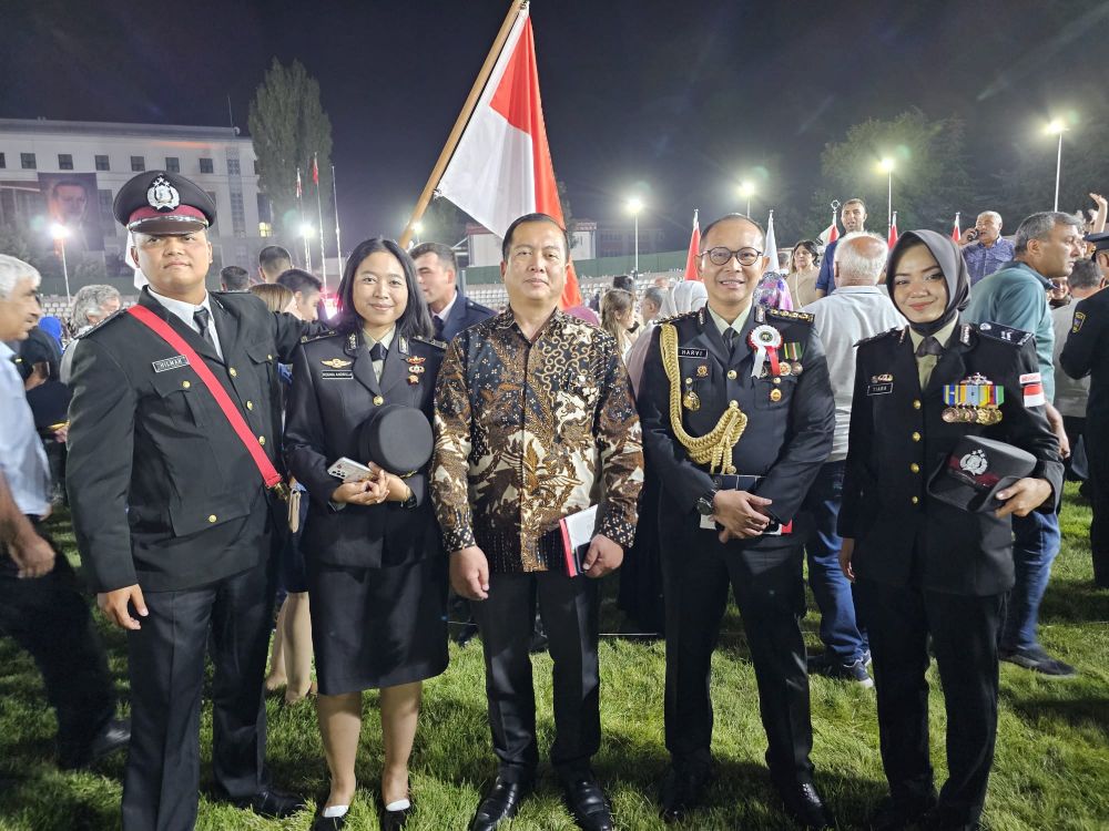 Bripda Tiara Nissa Zulbida saat wisuda bersama 2 anggota Kepolisian Republik Indonesia