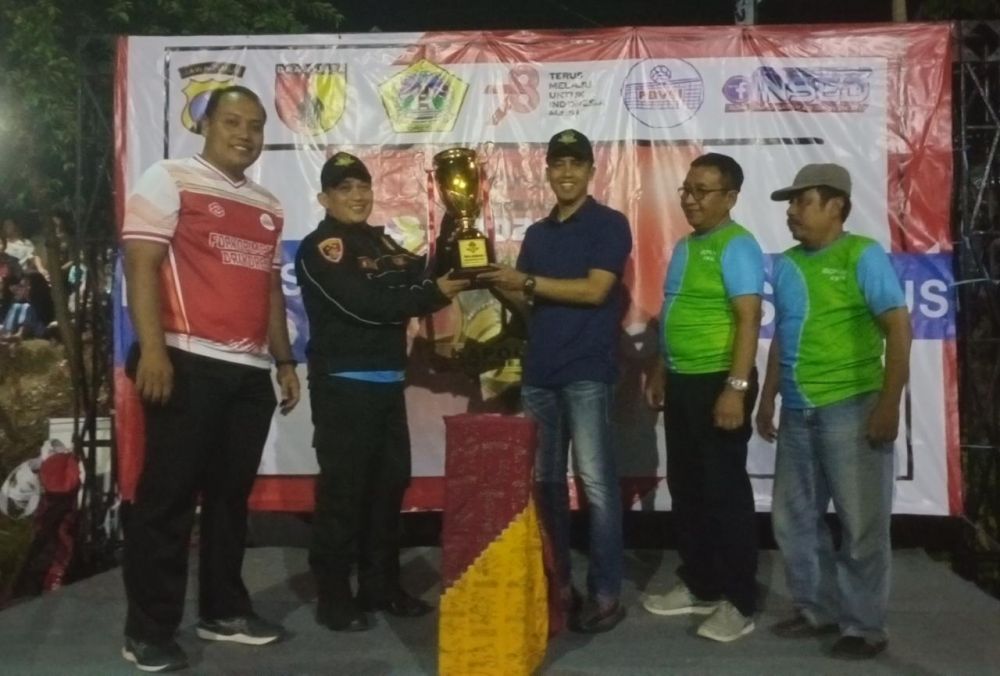Wakapolres Gresik Kompol Erika Purwana Putra saat buka turnamen bola Voli